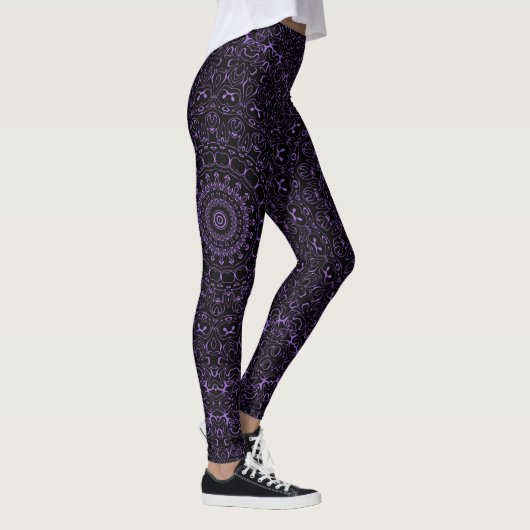 Amethyst Lila Mandala mit komplizierter Symmetrie Leggings (Rechts)