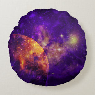 Amethyst Sky, Goldener Planet auf Nebula Rundkisse Rundes Kissen