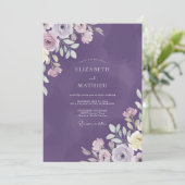 Amethystfarbene Wildblumen-Hochzeit Einladung (Stehend Vorderseite)