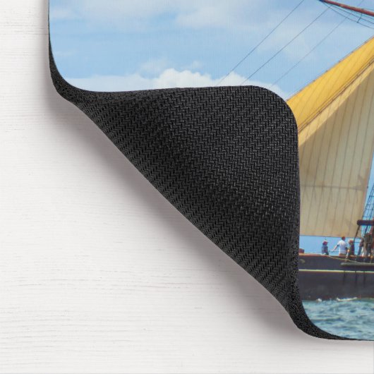 Amistad unter Segel Mousepad (Ecke)