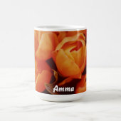 Amma ~ Ein Array von Orange Tulips Kaffeetasse (Mittel)