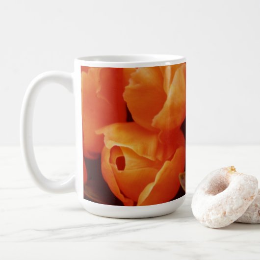 Amma ~ Ein Array von Orange Tulips Kaffeetasse (Mit Donut)