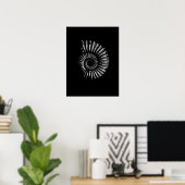 Ammonite White über Black Poster (Heimbüro)