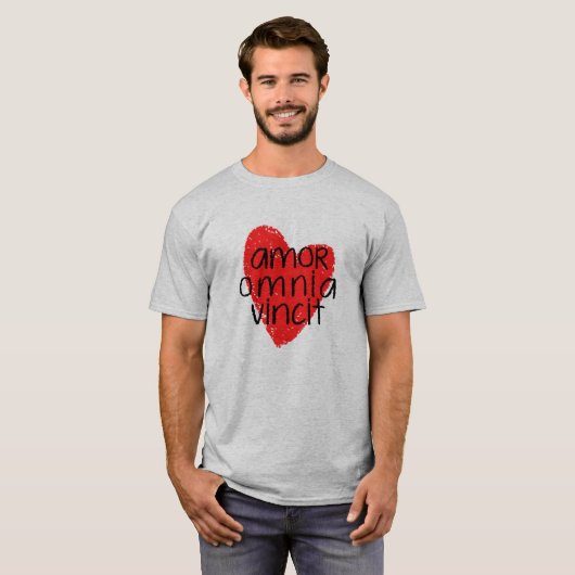 Amor Omnia Vincit (Liebe erobert alle) T - Shirt (Vorne ganz)