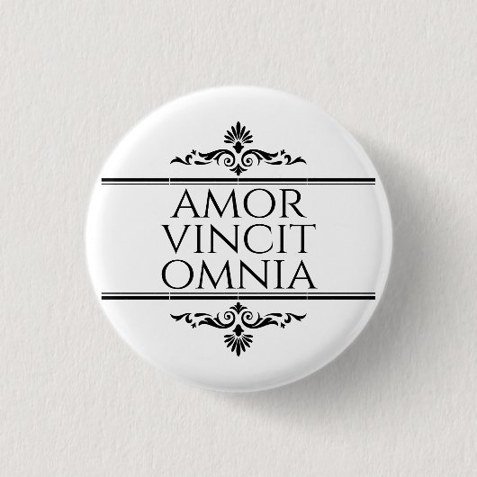 Amor Vincit Omnia - Liebe erobert alle Button (Vorderseite)