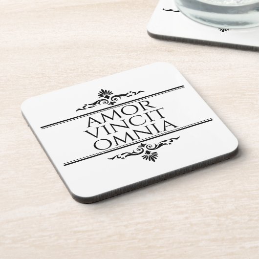 Amor Vincit Omnia - Liebe erobert alle Getränkeuntersetzer (Linke Seite)