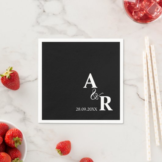 Ampersand Monogram Custom Black Wedding Cocktail Serviette (Beispiel)