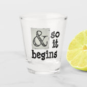 Ampersand-Symbol und so beginnt es Humorvollen Spa Schnapsglas (Vorderseite)