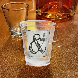 Ampersand-Symbol und so beginnt es Spaß Schnapsglas
