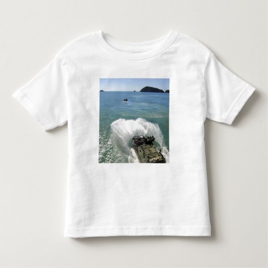 Amphibienfahrzeuge verlassen das Brunnendeck Kleinkind T-shirt (Vorderseite)