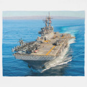 AMPHIBIOUS ASSAULT SHIP - LHD 2 FLEECEDECKE (Vorderseite (Horizontal))