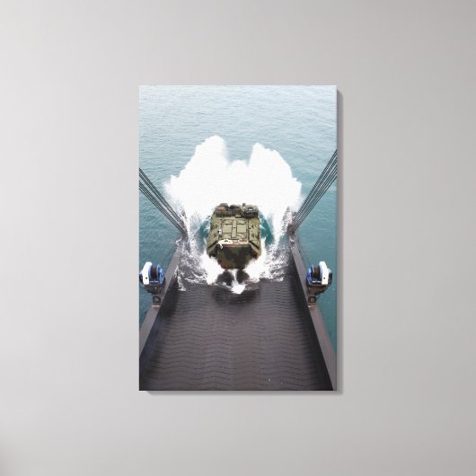 Amphibische Angriffsfahrzeuge gehen vom USNS aus Leinwanddruck (Vorderseite)