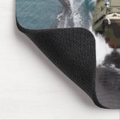 Amphibische Angriffsfahrzeuge gehen vom USNS aus Mousepad (Ecke)