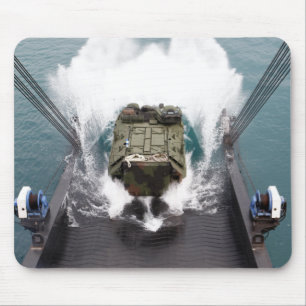 Amphibische Angriffsfahrzeuge gehen vom USNS aus Mousepad