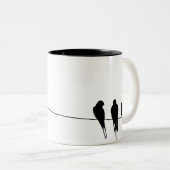 Amsel-Silhouette auf Draht Zweifarbige Tasse (VorderseiteRechts)