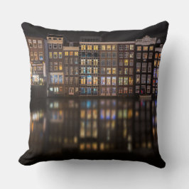 Amsterdam-Häuser mit bunten Lichtern in der Nacht Kissen