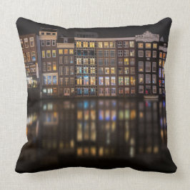 Amsterdam-Häuser mit bunten Lichtern in der Nacht Kissen