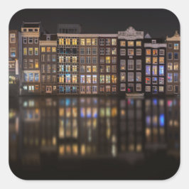Amsterdam-Häuser mit bunten Lichtern in der Nacht Quadratischer Aufkleber