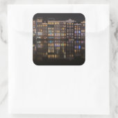 Amsterdam-Häuser mit bunten Lichtern in der Nacht Quadratischer Aufkleber (Tasche)