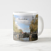 Amsterdam, Kanal, Brücke, Houseboat, Kirchenspitze Jumbo-Tasse (Vorderseite Rechts)