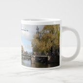 Amsterdam, Kanal, Brücke, Houseboat, Kirchenspitze Jumbo-Tasse (Rechts)