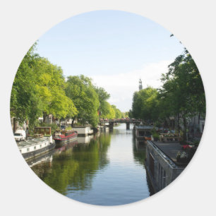 Amsterdam-Kanal mit Booten und Brücke  Runder Aufkleber