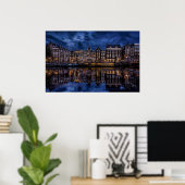 Amsterdam mit Kanälen in Dusk Poster (Heimbüro)