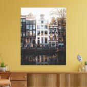 Amsterdamer Gebäude am Kanal, Stretched Leinwand (Insitu (Wohnzimmer))
