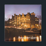 Amsterdamer Kanalhäuser am duskischen Textmagneten Magnet<br><div class="desc">Souvenir Foto Magnet mit Amsterdam Kanalhäusern im traditionellen Stil neben einer Brücke über Prinsengracht und Brouwersgracht Kanäle beleuchtet bei Dämmerung während Blue Hour in den Niederlanden mit dem Text: 'Amsterdam'.</div>