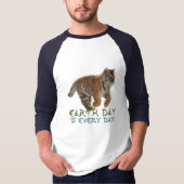 Amur Tiger Cub Earth Day Art Shirt (Vorderseite)