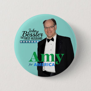 Amy Klobuchar 2020 / John Bessler für First Husba Button