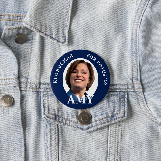 Amy Klobuchar Portrait in Blau und Weiß Button (Beispiel)