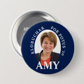 Amy Klobuchar Porträt in Blauem und in weißem Button (Vorne & Hinten)