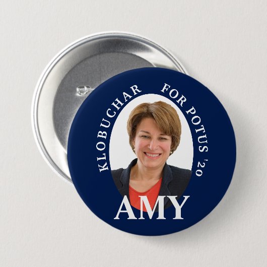 Amy Klobuchar Porträt in Blauem und in weißem Button (Vorne & Hinten)
