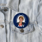 Amy Klobuchar Porträt in Blauem und in weißem Button (Beispiel)