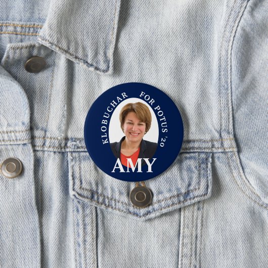 Amy Klobuchar Porträt in Blauem und in weißem Button (Beispiel)
