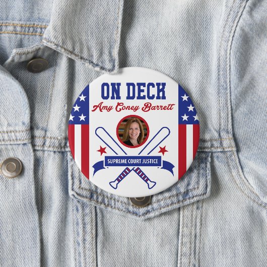 AMYCONEY BARRETT AUF PLATTFORM-GERICHT DER BUTTON (Beispiel)