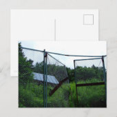An abandoned house beyond the broken fence. postkarte (Vorne/Hinten)