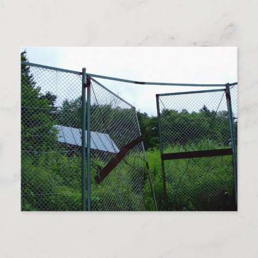An abandoned house beyond the broken fence. postkarte (Vorderseite)