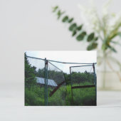 An abandoned house beyond the broken fence. postkarte (Stehend Vorderseite)