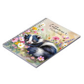 An Adorable Skunk Napping in Flowers Personalized Notizblock (Linke Seite)
