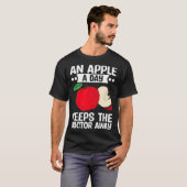 An Apple A Day Keeps The Doctor Away Fruit Picker T-Shirt (Vorne ganz)