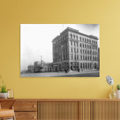 An der Ecke der Hewitt Avenue Leinwanddruck (Insitu (Wohnzimmer))