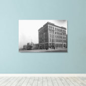 An der Ecke der Hewitt Avenue Leinwanddruck (Insitu (Holzboden))