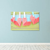 An der Wäscheleine hängende Papierherz Leinwanddruck (Insitu (Holzboden))