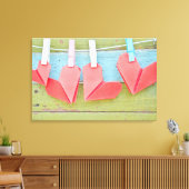 An der Wäscheleine hängende Papierherz Leinwanddruck (Insitu (Wohnzimmer))
