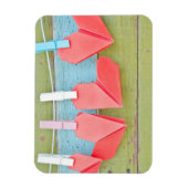 An der Wäscheleine hängende Papierherz Magnet (Vertikal)