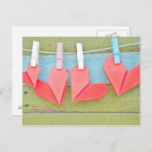 An der Wäscheleine hängende Papierherz Postkarte (Vorne/Hinten)