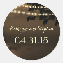 An der Wasserfront erhitzen Rustikale Lichter Bäum