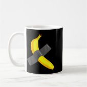 An die Wand geklebte Banane als Weihnachts-Pyjama- Kaffeetasse (Links)